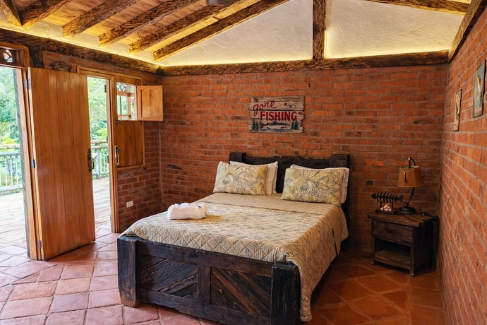 Imagen de la habitación del Hotel Refugio Natural - Guarne - Caba&ntilde;as Ecol&oacute;gicas con Jacuzzi e hidromasaje. Foto 4