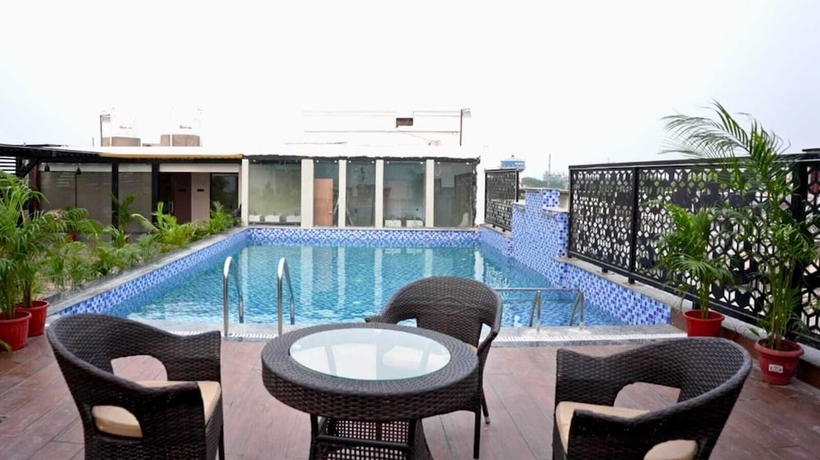 Imagen de la piscina del Hotel Regal Crest. Foto 15