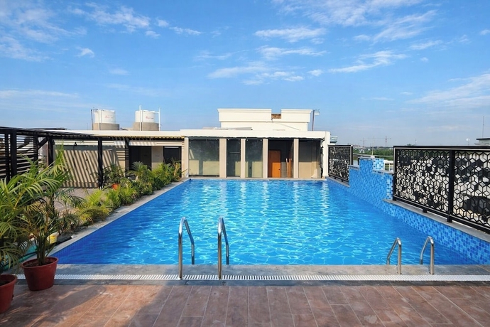 Imagen de la piscina del Hotel Regal Crest. Foto 16