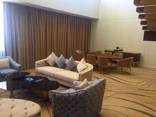 Imagen de la habitación del Hotel Regal Heights. Foto 17