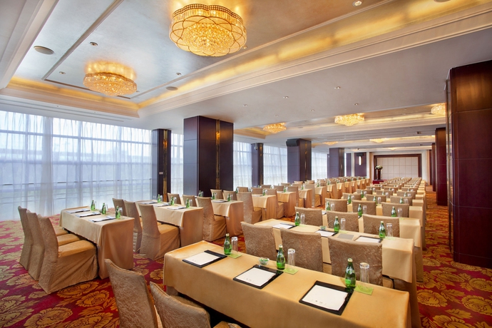 Imagen de los interiores del Hotel Regal Plaza and Residence. Foto 13