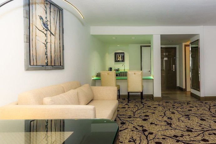 Imagen de la habitación del Hotel Regalia and Conference Center. Foto 8