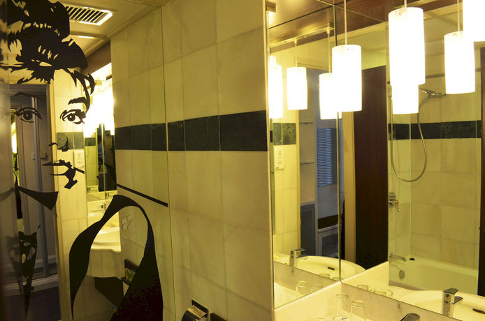 Imagen de la habitación del Hotel Regalodge. Foto 8