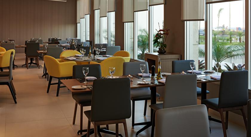 Imagen del bar/restaurante del Hotel Regency Barra. Foto 3