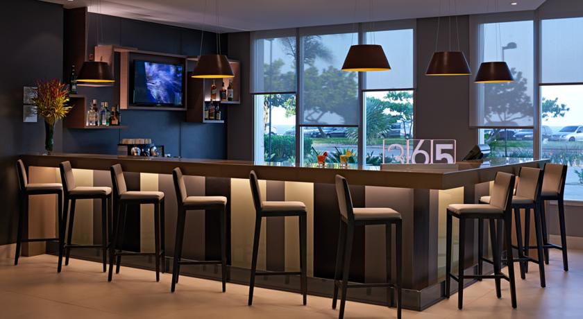Imagen del bar/restaurante del Hotel Regency Barra. Foto 4