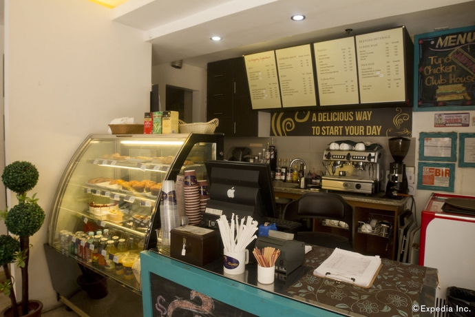 Imagen del bar/restaurante del Hotel Regency Grand Suites. Foto 3