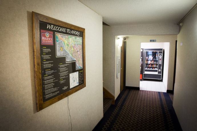 Imagen de los interiores del Hotel Regency Inn And Suites, Anoka. Foto 15