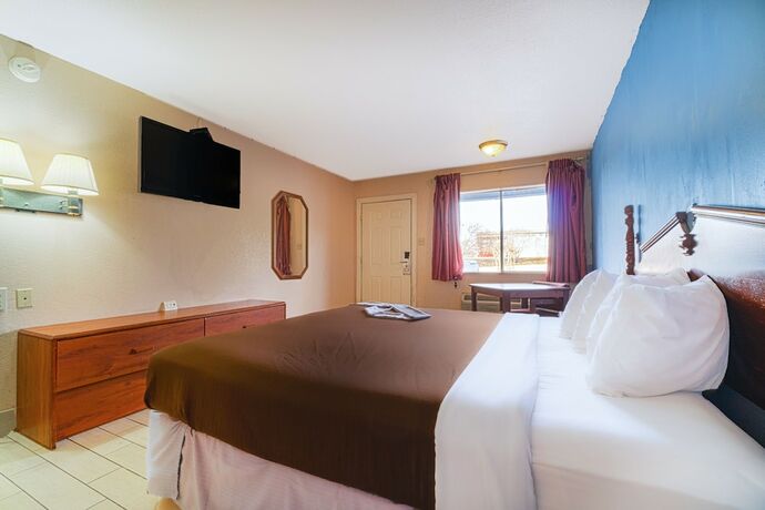 Imagen de la habitación del Hotel Regency Inn By Oyo Three Rivers. Foto 17