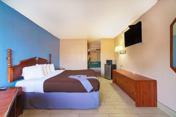 Imagen de la habitación del Hotel Regency Inn By Oyo Three Rivers. Foto 20