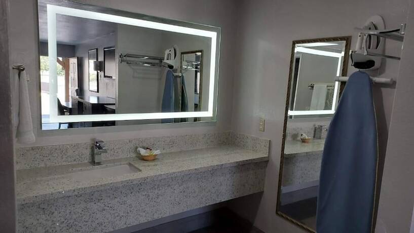 Imagen general del Hotel Regency Inn Norco. Foto 17