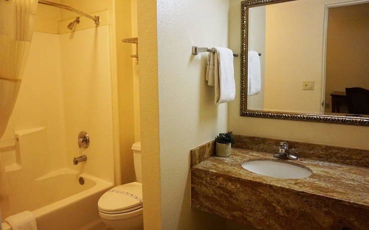 Imagen de la habitación del Hotel Regency Inn and Suites, Downey. Foto 1