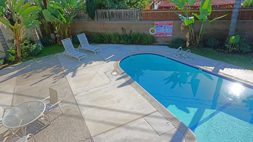 Imagen de la piscina del Hotel Regency Inn and Suites, Downey. Foto 16