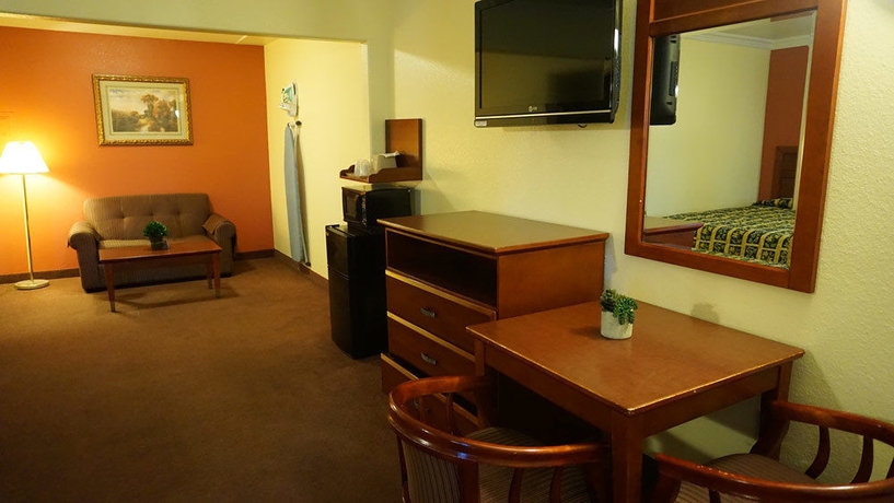 Imagen de los interiores del Hotel Regency Inn and Suites, Downey. Foto 14