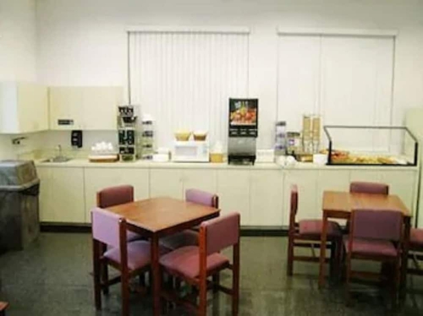 Imagen del bar/restaurante del Hotel Regency Inn and Suites. Foto 4