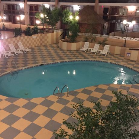 Imagen de la piscina del Hotel Regency Inn and Suites, Shreveport. Foto 7