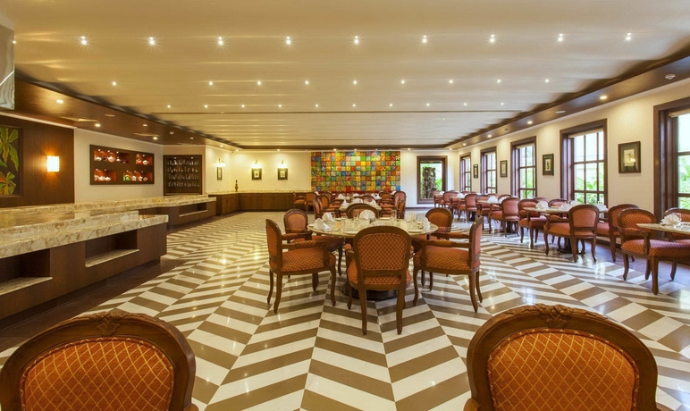 Imagen del bar/restaurante del Hotel Regency Lagoon Resort. Foto 6