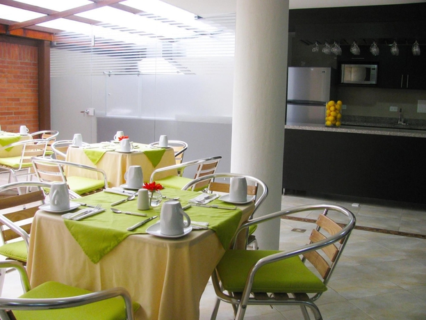 Imagen del bar/restaurante del Hotel Regency Suites La Feria. Foto 2