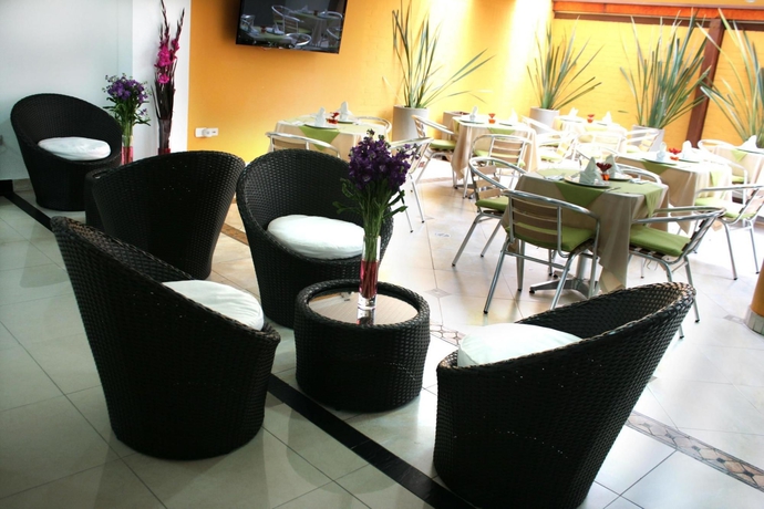 Imagen del bar/restaurante del Hotel Regency Suites La Feria. Foto 3