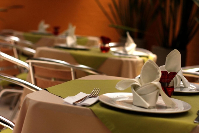 Imagen del bar/restaurante del Hotel Regency Suites La Feria. Foto 4