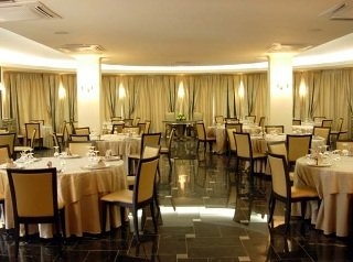 Imagen del bar/restaurante del Hotel Regent Beach and Apartments. Foto 2