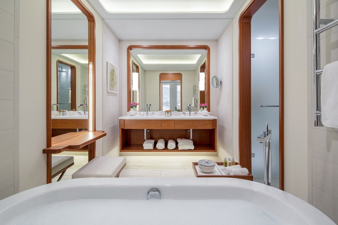 Imagen de la habitación del Hotel Regent Porto Montenegro. Foto 2