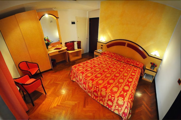 Imagen de la habitación del Hotel Regent, San Benedetto del Tronto. Foto 10