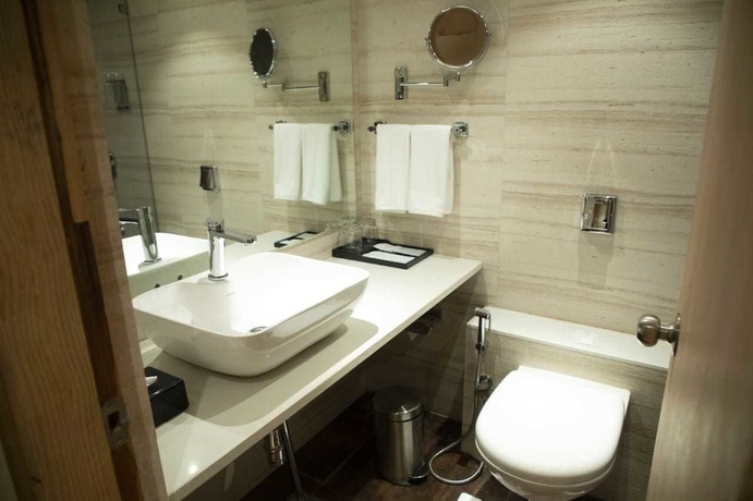 Imagen de la habitación del Hotel Regenta Central Harsha Vapi. Foto 18