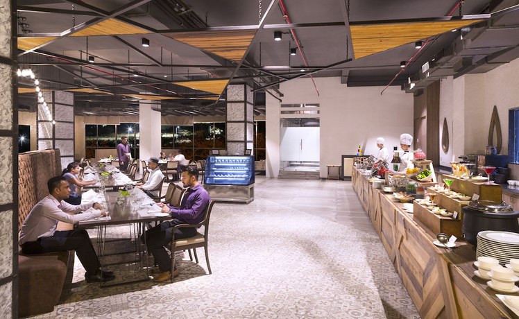 Imagen del bar/restaurante del Hotel Regenta Central and Convention Nagpur. Foto 2