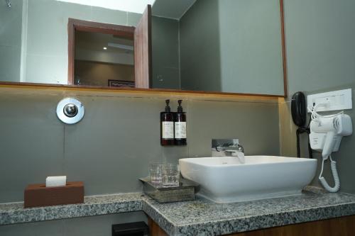 Imagen de la habitación del Hotel Regenta Dwarka. Foto 17