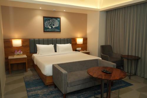 Imagen de la habitación del Hotel Regenta Dwarka. Foto 18