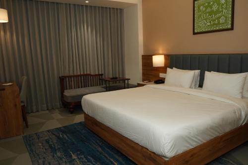 Imagen de la habitación del Hotel Regenta Dwarka. Foto 19