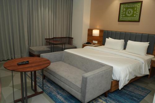 Imagen de la habitación del Hotel Regenta Dwarka. Foto 20