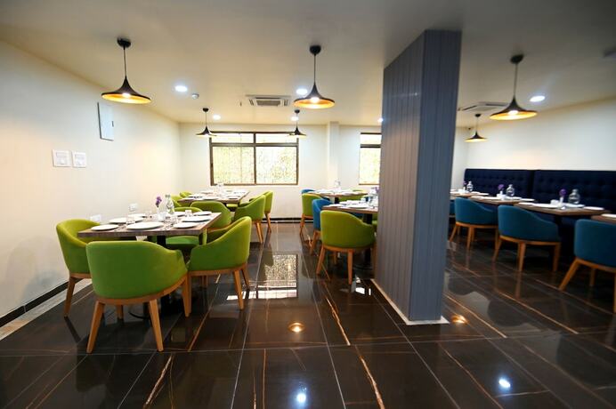 Imagen del bar/restaurante del Hotel Regenta Inn Bannerghatta Bangalore. Foto 14