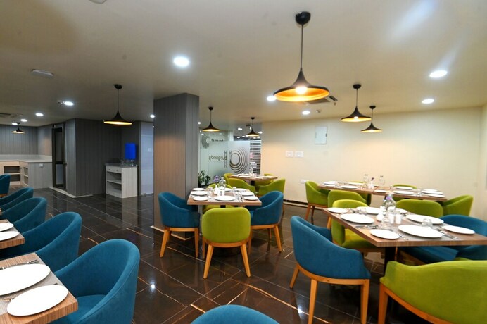 Imagen del bar/restaurante del Hotel Regenta Inn Bannerghatta Bangalore. Foto 17