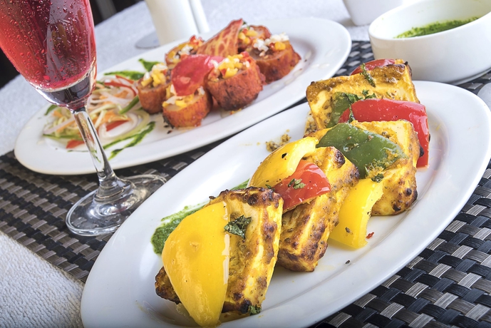 Imagen del bar/restaurante del Hotel Regenta Inn Larica. Foto 5