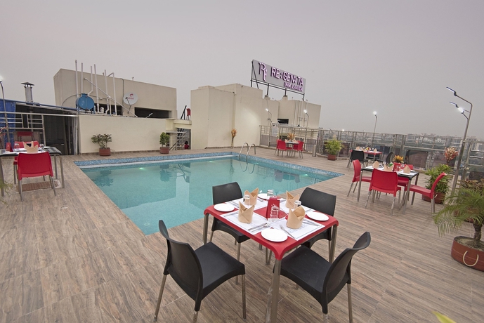 Imagen de la piscina del Hotel Regenta Inn Larica. Foto 18