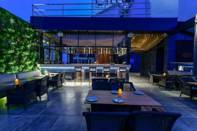 Imagen del bar/restaurante del Hotel Regenta Place Raysons Kolhapur. Foto 9