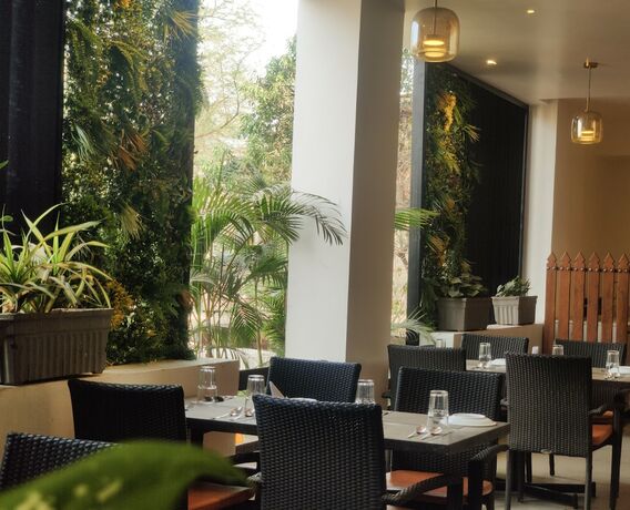 Imagen del bar/restaurante del Hotel Regenta Place Raysons Kolhapur. Foto 11