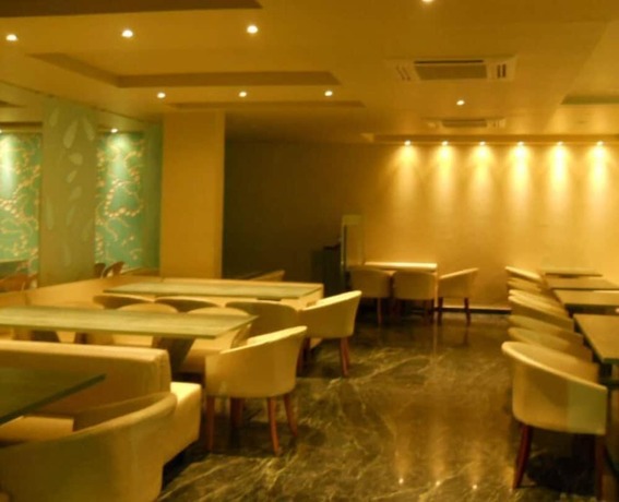 Imagen del bar/restaurante del Hotel Regenta Science Center, Bhuj. Foto 2