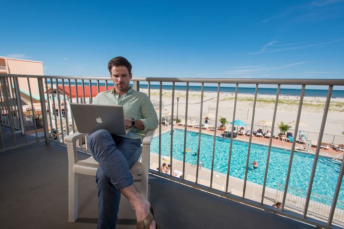 Imagen de la habitación del Hotel Reges Oceanfront Resort. Foto 3