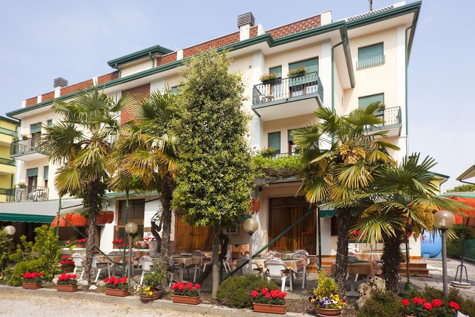 Imagen de los exteriores del Hotel Regina, Caorle. Foto 11