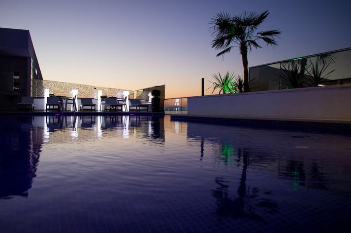 Imagen de la piscina del Hotel Regina City Hotel. Foto 20