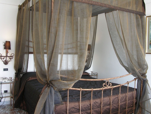 Imagen de la habitación del Hotel Regina Cristina. Foto 6