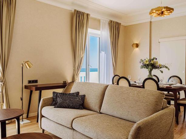 Imagen de la habitación del Hotel Regina Experimental Biarritz. Foto 6