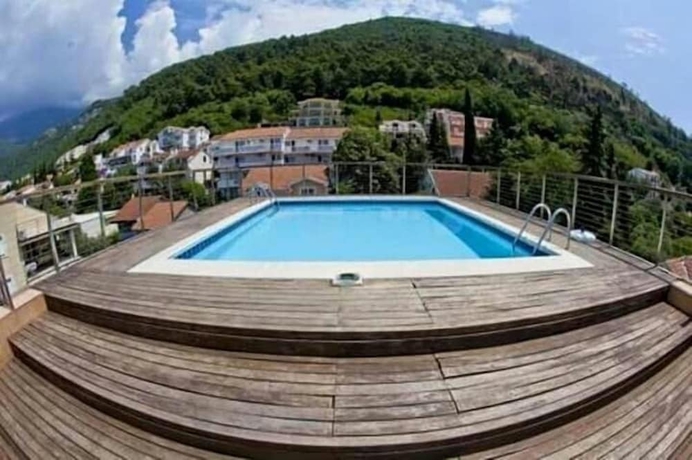 Imagen de la piscina del Hotel Regina Jelena. Foto 12