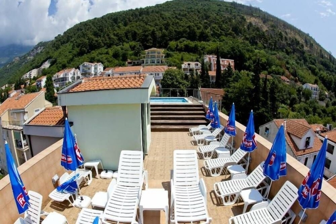 Imagen de los exteriores del Hotel Regina Jelena. Foto 11