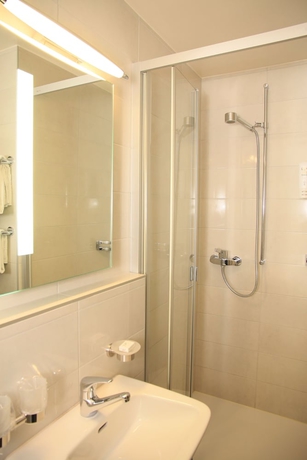 Imagen de la habitación del Hotel Regina, LAUSANA. Foto 18