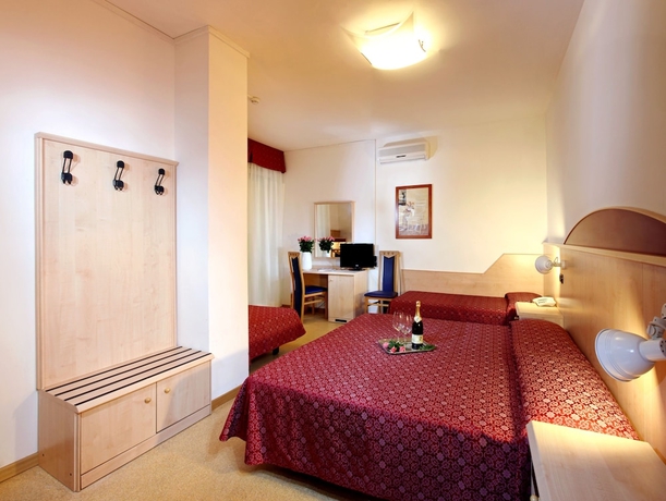 Imagen de la habitación del Hotel Regina, Lignano Sabbiadoro. Foto 13