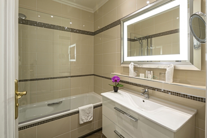 Imagen de la habitación del Hotel Regina Louvre. Foto 11