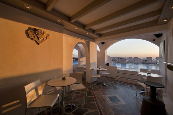 Imagen de la piscina del Hotel Regina Mare, Santorini. Foto 14
